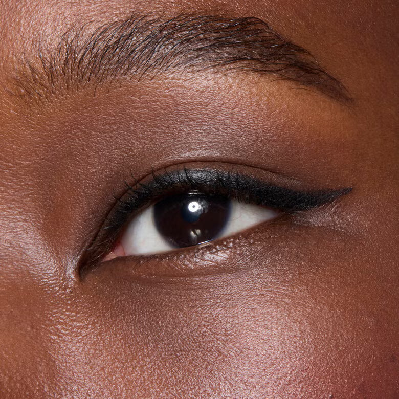 e.l.f. cosmetics - No Budge Retractable Eyeliner | Delineador de ojos retractil color negro, resistente al agua.